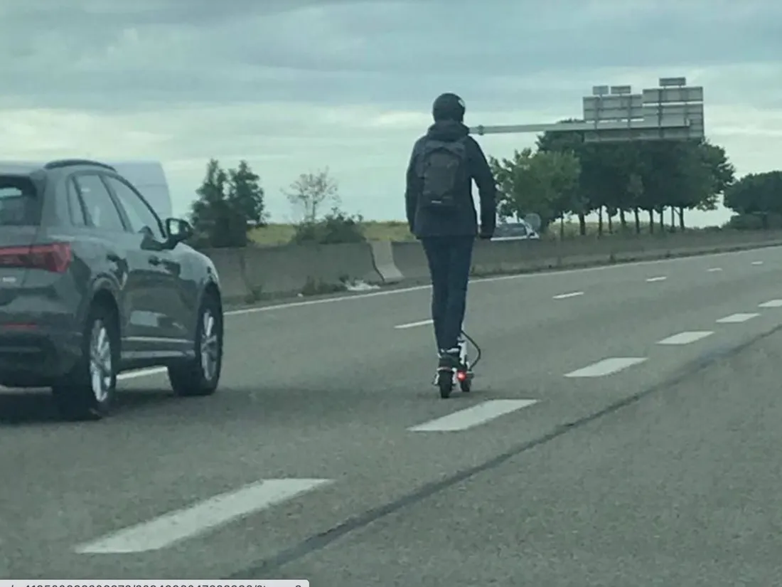À trottinette sur l'autoroute ! 